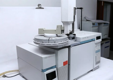 　　中析研究所可基于相應的單體碳檢測標準，采用各種分析測試方法進行檢測服務。同時，我們還能根據(jù)客戶的需求，設計個性化的檢測方案，為客戶提供非標準檢測服務。  　　單體碳檢測項目  　　中析服務項目一般包括：碳含量(wt%)及組成、含量精確度和準確度、檢測限(最低可識別濃度)、平行性與再現(xiàn)性、方法可靠性(如校準曲線、標準曲線)、穩(wěn)定性與重復性、方法檢測時間(測定周期)、分析過程中的干擾因子識別、交叉反應性與抗干擾能力、報告格式與標準合規(guī)性、環(huán)境影響(能耗、廢物產(chǎn)生)、耐用性和維護需求、使用壽命與升級選項、測定溫度范圍適應性、樣品處理多樣性(固態(tài)、液態(tài)、氣態(tài))等。  　　單體碳檢測范圍  　　1. 石油與烴類產(chǎn)品：石油原油、汽油、柴油、石蠟、焦炭、液化石油氣 (LPG)、石油添加劑、石油化學產(chǎn)品等  　　2. 燃料和能源：煤炭、天然氣、生物質燃料、電力生產(chǎn)取樣等  　　3. 化工與材料：塑料原料、纖維素、木質素、電池電極材料、碳纖維、碳納米管等  　　4. 食品與飲料：酒精飲料、食品包裝材料中的碳黑、飲料中的添加劑碳源等  　　5. 環(huán)境監(jiān)測：土壤樣品、空氣質量監(jiān)測、水體中有機碳含量等樣品的檢測。  　　測試儀器  　　單體碳檢測相關儀器：  　　紅外吸收光譜法(IR)：適用于氣體和某些固體樣品，通過測量物質對特定紅外波長的吸收度來確定碳含量。  　　氣質聯(lián)用(GC)：配合熱導檢測器(TCD)或質譜檢測器(MS)，對氣態(tài)或沸點適中的樣品進行分離并測定碳成分。  　　色譜-質譜聯(lián)用(GC-MS)：提供高分辨率和靈敏度，適用于復雜混合物中單體碳的分析。  　　燃燒-紅外法(C-IR)：燃燒樣品并將產(chǎn)生的二氧化碳轉化為紅外光譜吸收標準，測出碳含量。  　　濕化學滴定法：適用于固態(tài)樣品，通過化學反應計算出碳含量。  　　單體碳檢測標準  　　紅外吸收光譜法(IR)：適用于氣體和某些固體樣品，通過測量物質對特定紅外波長的吸收度來確定碳含量。  　　氣質聯(lián)用(GC)：配合熱導檢測器(TCD)或質譜檢測器(MS)，對氣態(tài)或沸點適中的樣品進行分離并測定碳成分。  　　色譜-質譜聯(lián)用(GC-MS)：提供高分辨率和靈敏度，適用于復雜混合物中單體碳的分析。  　　燃燒-紅外法(C-IR)：燃燒樣品并將產(chǎn)生的二氧化碳轉化為紅外光譜吸收標準，測出碳含量。  　　濕化學滴定法：適用于固態(tài)樣品，通過化學反應計算出碳含量。  　　檢測流程  　　1、提供在線咨詢和電話溝通服務。  　　2、由專人負責發(fā)送對應的實驗室地址，郵遞檢測樣品到本所實驗室或上門采樣。  　　3、為您對接工程師,由工程師評估后報價，便捷實惠。  　　4、簽署委托書，支付檢測所需費用，深入開展實驗。  　　5、約定時間完成檢測，出具檢測報告。  　　6、郵寄檢測報告，專屬1V1售后服務。  　　工程師會根據(jù)不同產(chǎn)品類型的特點、不同行業(yè)和不同國家的法規(guī)標準以及客戶的需求，選取相應的檢測項目和方法進行單體碳檢測。